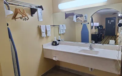 Photo 3 - Super 8 by Wyndham Weslaco