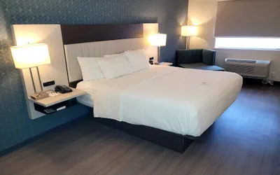 Photo 4 - La Quinta Inn & Suites by Wyndham Santa Rosa