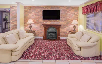 Photo 4 - Days Inn by Wyndham Lake Village