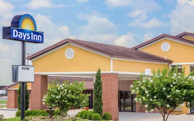 Photo 2 - Days Inn by Wyndham Lake Village