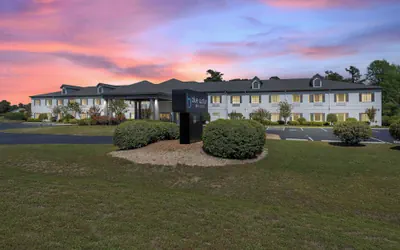 Photo 2 - Blue Water Inn & Suites, BW Signature Collection