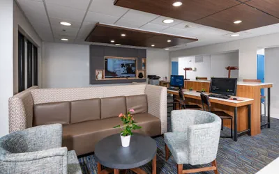 Photo 3 - Holiday Inn Express Newport North - Middletown by IHG