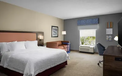 Photo 4 - Hampton Inn & Suites State College at Williamsburg Square