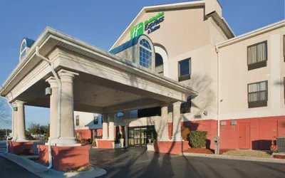 Photo 2 - Holiday Inn Express Hotel & Suites Laurinburg by IHG