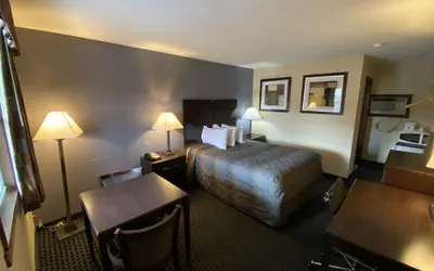 Photo 3 - Golden Hill Inn Danbury