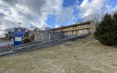 Photo 2 - Golden Hill Inn Danbury