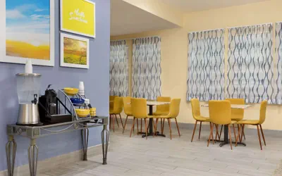 Photo 3 - Days Inn & Suites by Wyndham Euless DFW Airport South