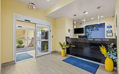 Photo 5 - Days Inn & Suites by Wyndham Euless DFW Airport South