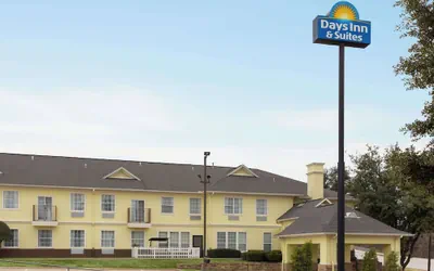 Photo 2 - Days Inn & Suites by Wyndham Euless DFW Airport South
