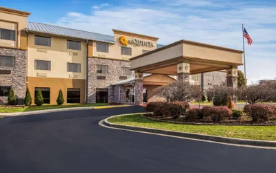 Photo 2 - La Quinta Inn & Suites by Wyndham Fairborn Wright-Patterson
