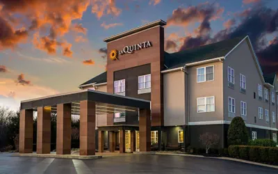 Photo 2 - La Quinta Inn & Suites by Wyndham Lebanon
