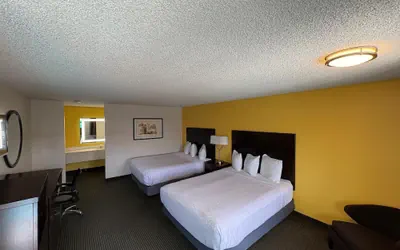 Photo 5 - PepperTree Inn
