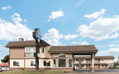 Photo 2 - Days Inn by Wyndham Newport OR