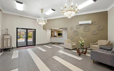 Photo 4 - Super 8 by Wyndham Homewood Birmingham Area