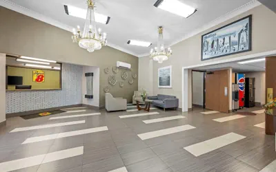 Photo 5 - Super 8 by Wyndham Homewood Birmingham Area