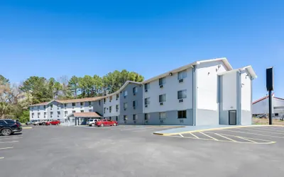 Photo 2 - Super 8 by Wyndham Homewood Birmingham Area