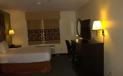 Photo 4 - Super 8 by Wyndham Colby