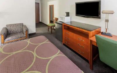 Photo 5 - Super 8 by Wyndham Merrillville