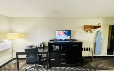 Photo 4 - Super 8 by Wyndham Clear Lake
