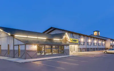 Photo 2 - Super 8 by Wyndham Mitchell
