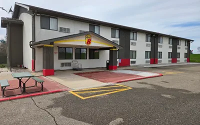 Photo 2 - Super 8 by Wyndham Austin MN