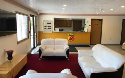 Photo 2 - Super 8 by Wyndham Front Royal Near Shenandoah National Park