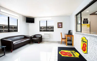 Photo 3 - Super 8 by Wyndham Chester/Richmond Area