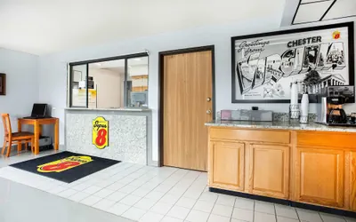 Photo 4 - Super 8 by Wyndham Chester/Richmond Area