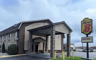 Photo 2 - Super 8 by Wyndham Shelbyville