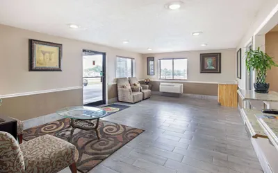 Photo 5 - Super 8 by Wyndham Somerset