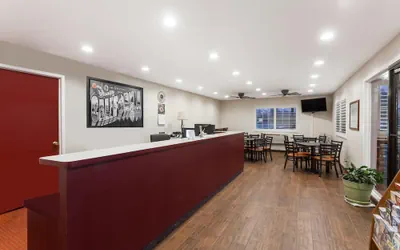 Photo 2 - Super 8 by Wyndham Visalia