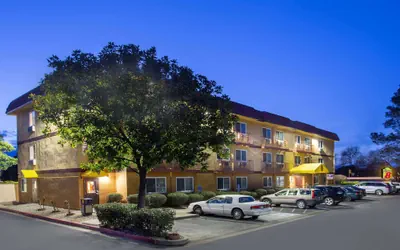 Photo 2 - Super 8 by Wyndham Chico