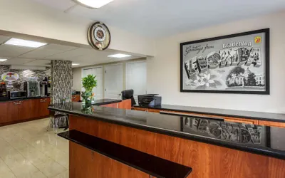 Photo 3 - Super 8 by Wyndham Bradenton Sarasota Area