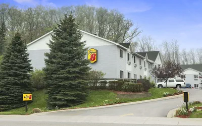 Photo 2 - Super 8 by Wyndham Manistee