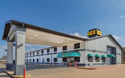 Photo 2 - Super 8 by Wyndham League City/Kemah Area