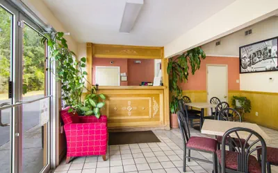 Photo 2 - Americas Best Value Inn Darien