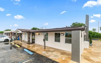 Photo 2 - Super 8 by Wyndham Lantana West Palm Beach