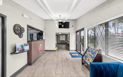 Photo 4 - Super 8 by Wyndham Lantana West Palm Beach