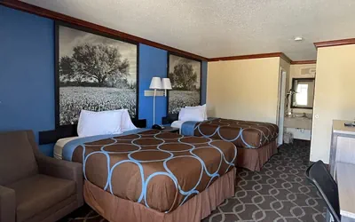 Photo 4 - Super 8 by Wyndham San Marcos
