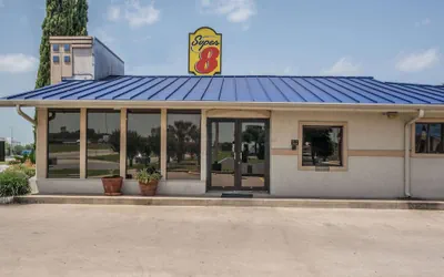 Photo 2 - Super 8 by Wyndham San Marcos