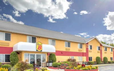 Photo 2 - Super 8 by Wyndham Medina