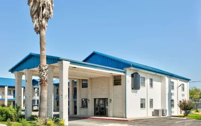 Super 8 by Wyndham Victoria / South / Hwy 59