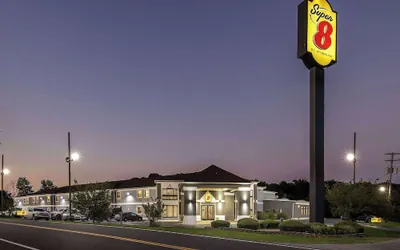 Photo 2 - Super 8 by Wyndham Dickson