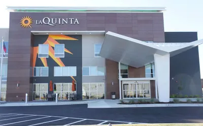 Photo 2 - La Quinta Inn & Suites by Wyndham Perry