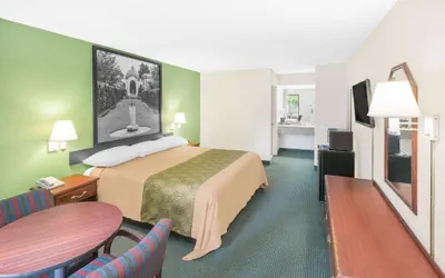 Photo 3 - Super 8 by Wyndham Mobile