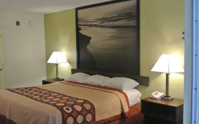 Photo 4 - Super 8 by Wyndham Fayetteville