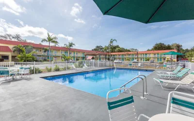 Photo 2 - Super 8 by Wyndham Sarasota Near Siesta Key