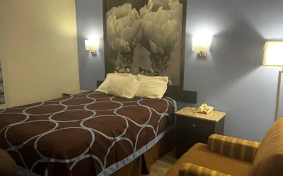Photo 4 - Super 8 by Wyndham Cleveland TX