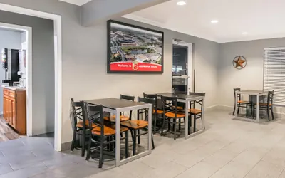 Photo 4 - Super 8 by Wyndham Arlington Near AT&T Stadium