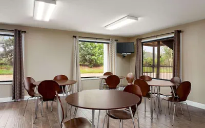 Photo 4 - Super 8 by Wyndham Brookhaven